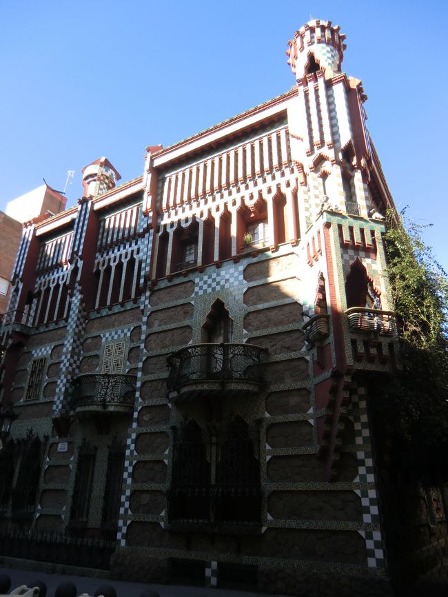 主要観光スポットの見学が早々に終わり<br />暇なので訪れた超マイナー観光スポット「カサ・ビセンス」<br /><br />ガウディの処女作でタイル職人さんに依頼されて作ったそうです。<br />なので色とりどりのタイルがふんだんに使われています。<br /><br />ガウディはこれでタイルに目覚めたのでしょうか。<br /><br />ちょっと分かりづらい場所にある上にマイナーなのか<br />観光客は私のほかに1人しかいなかったです。