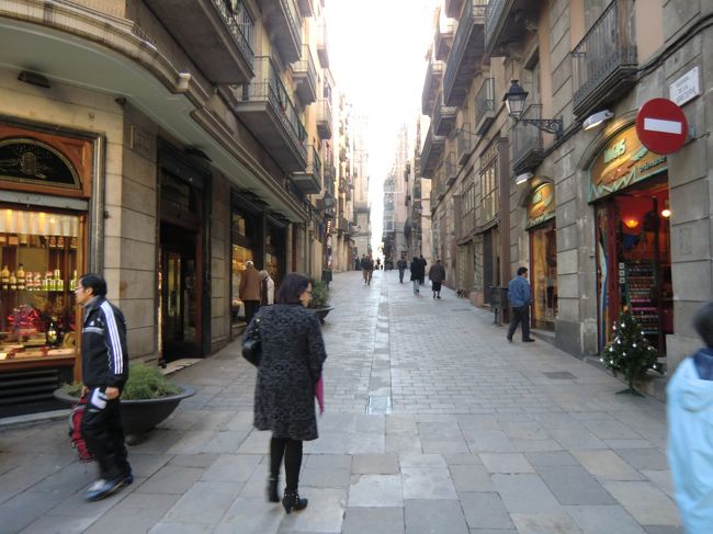 カテドラル付近の通り<br />お菓子屋さんとお土産屋さんがぼちぼち開いています