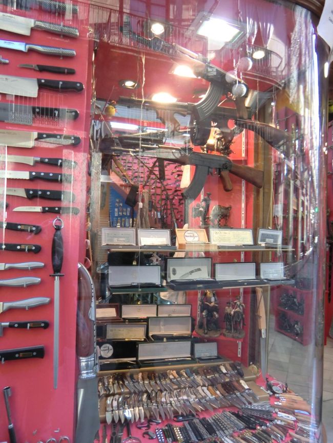 武器屋ですら開いているというのに･･･。<br /><br />ちっちゃいナイフがかわいかったです
