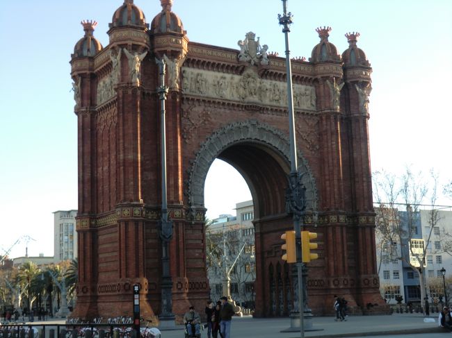 ちょっと小ぶりなスペインの凱旋門。<br /><br />
