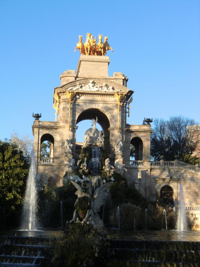 よっぽど暇な人しか行かないと思われるシウタデリャ公園の噴水。<br />憩いのひと時を過ごす地元民とハトで賑わっていました。<br /><br />スペインはやたらとハトが多い。<br />昔ハトレースをやっていた親父曰く、スペインといえばハトだそうです。