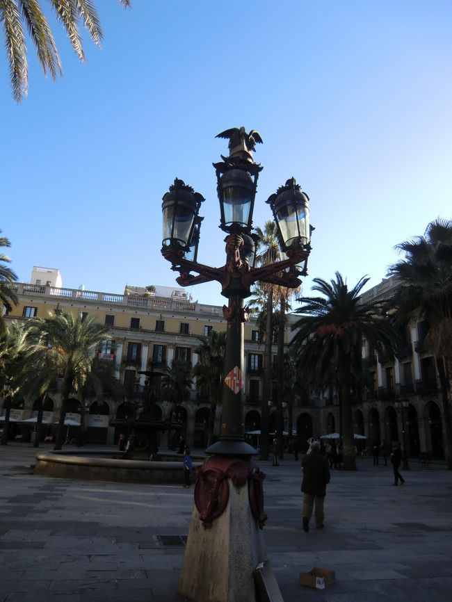 街に戻って、有名なレイアール広場の街灯。<br /><br />ガウディが学校卒業後始めて手がけたお仕事がこれだそうです。