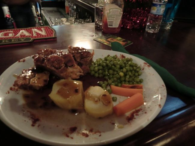 カテドラル近くのバルで夕食を食べて山に帰りました。<br /><br />写真はクリスマススペシャルセット12ユーロです。<br />人生で初めてターキーを食べました。<br />淡白でチキンよりちょっと堅く、<br />場所によってちょっと臭いところもありましたが<br />美味しかったです。<br /><br />もちろん、明日のためにアリナミン4粒は忘れません。<br />メリークリスマス！