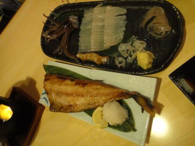 イカはさっきまで生きてたやつ。足が動いてるのはあとでゲソ揚げに。定番ほっけ。