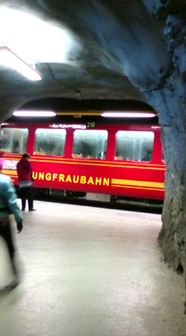 途中、トイレ休憩＆途中の景色を撮る時間みたいな停車がありました。<br />電車で急に高度の高いところに上がってくるので、<br />高山病にならないように添乗員さんが予防策をレクチャーしてくれました。<br />・水をちびちび飲むこと　・上に着いてもすぐに激しく動かないこと<br />空気の薄さに、ちょっとずつ体を慣らしておくのが大切なんですね。<br />なんてったって、これから行くところは、富士山よりも高い場所なんだから…。（登山が苦手な私は、富士登山の経験だってありませんが）
