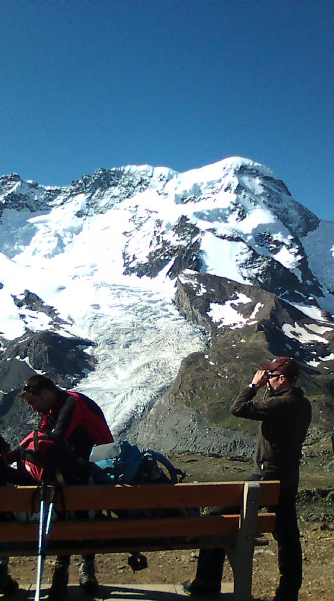 外国の方は、トレッキングの格好がバッチリ決まっていてカッコイイ(*^^*）<br />双眼鏡で、何をチェックしているんでしょーね。<br />私たち日本人は、団体様でウロチョロ。ちょっと場違い感丸出しでゴメンナサイ。