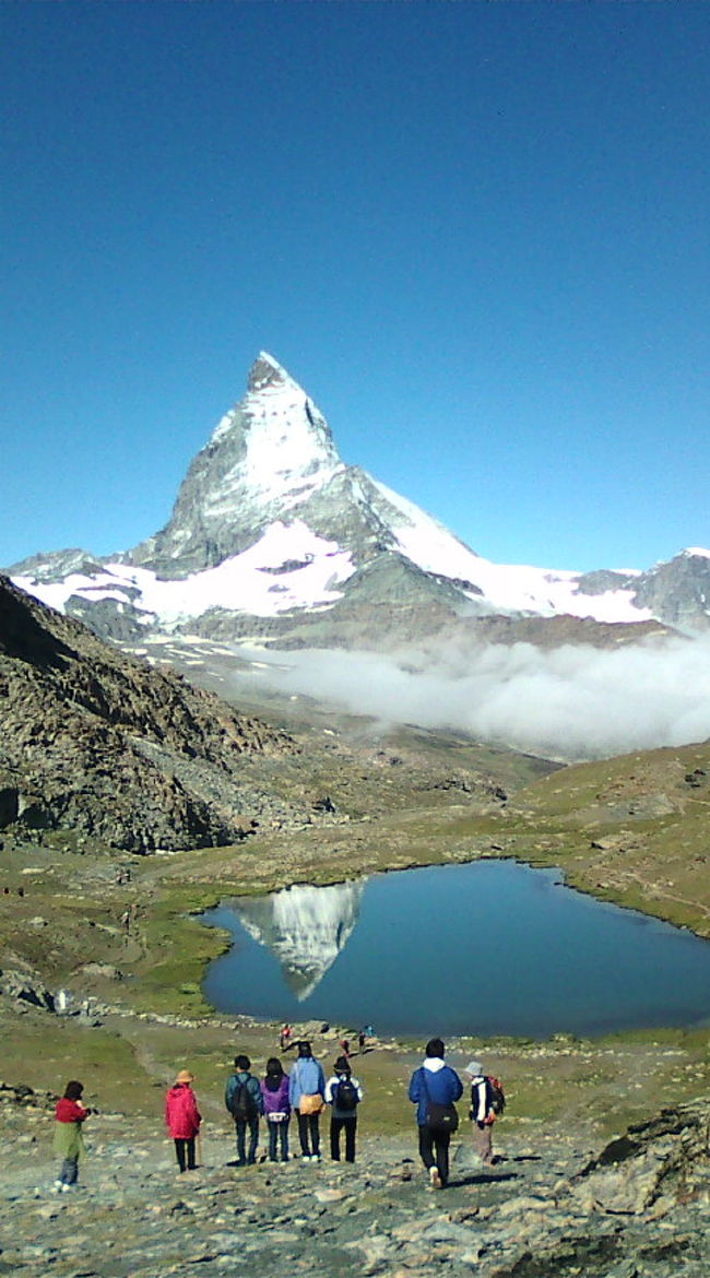 そして、このハイキングの目玉！<br />「逆さマッターホルン」<br />みんなテンション上がりまくり☆<br />きれ〜☆☆<br />でも見とれていると、かなりのくだり坂になっているので<br />おりる途中にころびますよ〜