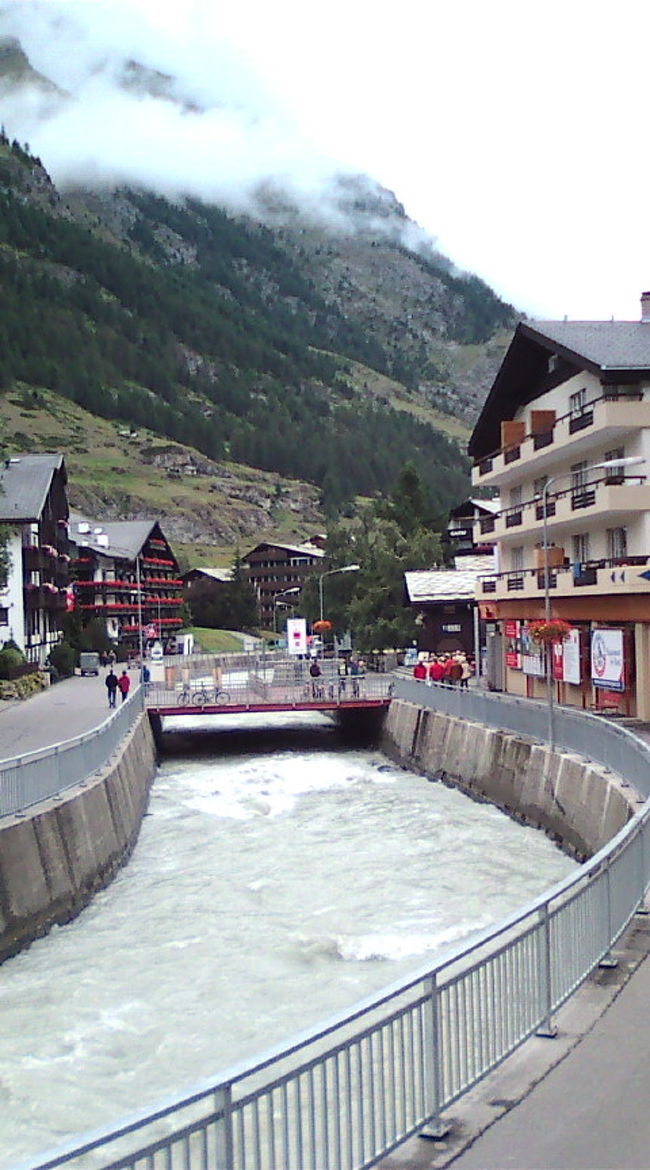 近くに１泊しました。流れる川が白濁していました。石灰質のせい？？<br />