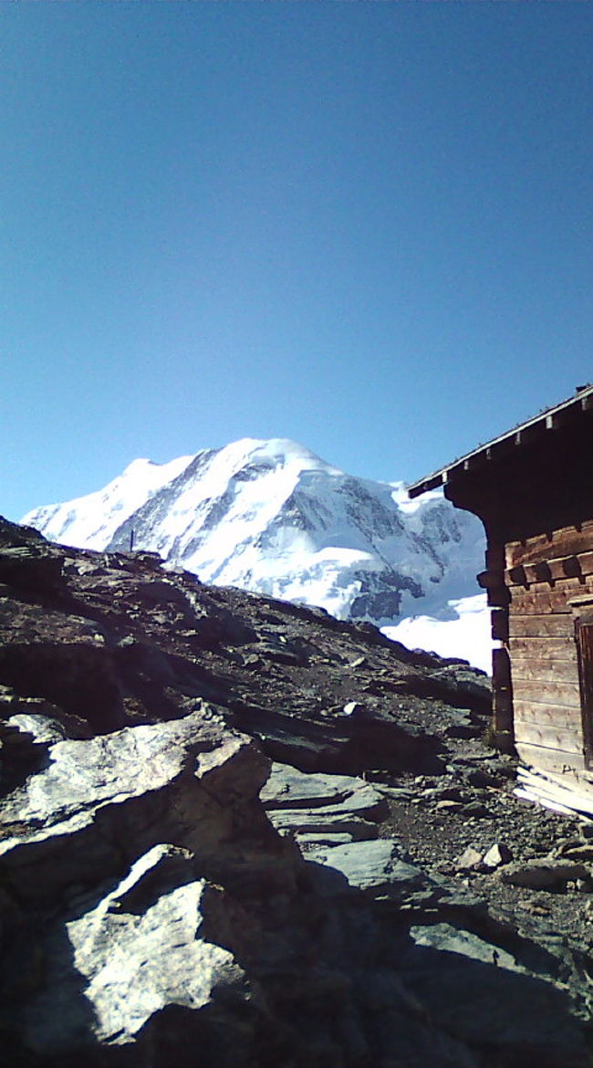 小屋みたいのもありました。地面はこんな感じで大きな岩やらゴロゴロと。<br />ハイキングとは言えども、靴はちゃんと考えたいですね。