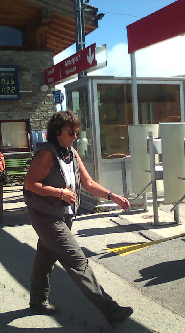 ヨーロピアンのおばちゃんはノースリーブ。<br />昨日のホワイトアウトの世界とは大違いですね。<br />夏山の支度は難しい！<br />