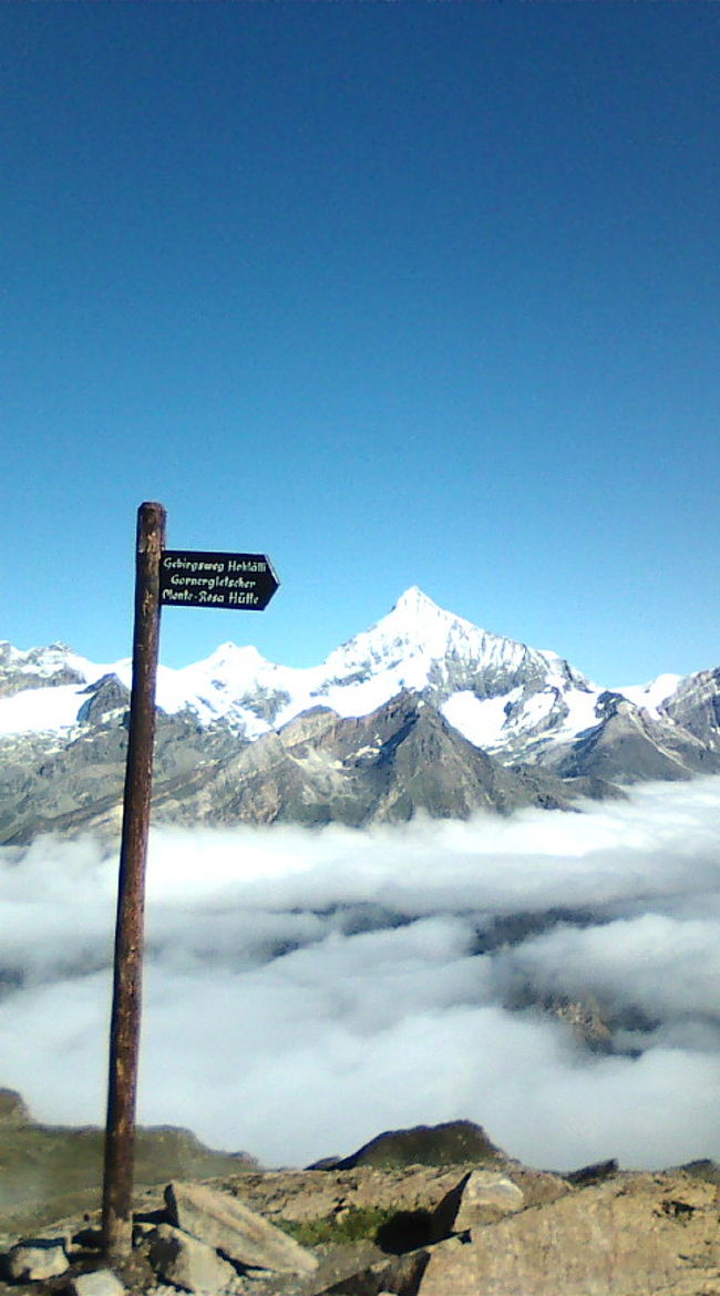 行き先の案内板、なんかかわいい。<br />奥の山も、名前を教えてもらって、何かマッターホルンに似てるからなんちゃら…っていってたよーな。（忘れてしまった）<br />雲が目の前！！<br />