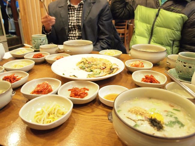 私はいつもの鶏粥を注文。<br />皆さんはあわび粥とか色々頼んでました。<br /><br />あ、ゆず茶も頼みました！<br />夏は冷たいゆず茶でしたが、冬はホットでした。