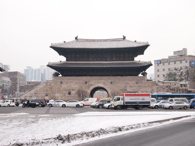 朝一番（といってももうお昼近く）は東大門へ！<br /><br />ミリオレでお買い物後、タッカンマリを食べるからです。<br /><br />私はミリオレでニット2枚・ネックレス2本・ピアス1個・<br />ニット帽（あまりに寒くて…）を購入！<br />安いよー。最高。