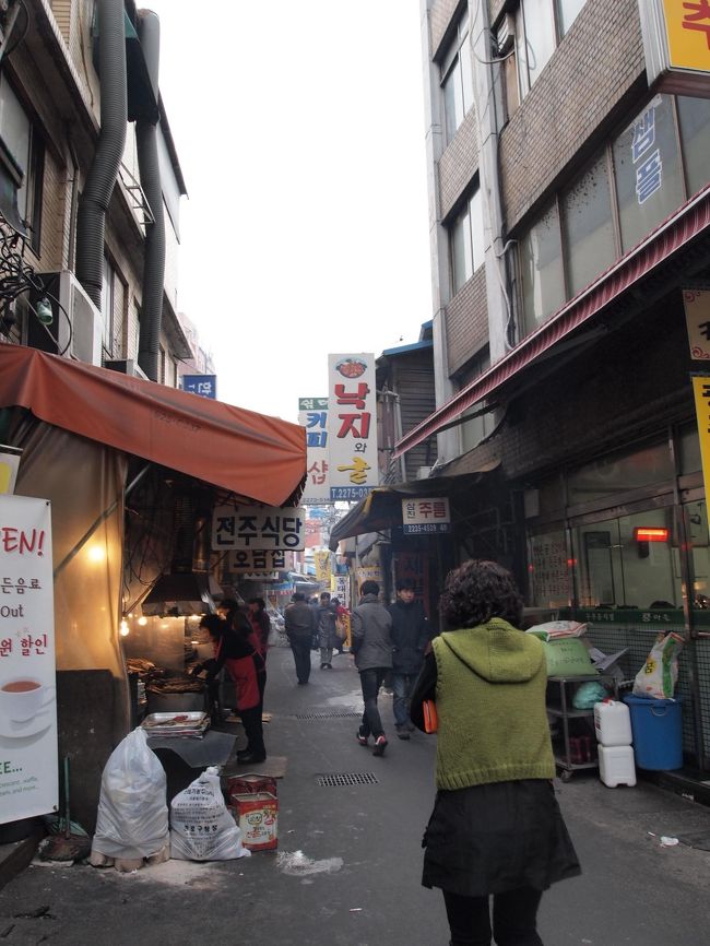 お買い物してお腹も空いたところで、<br />お待ちかねのタッカンマリを食べに行きます。<br /><br />今度はタッカンマリ通りの出口に近いお店に。