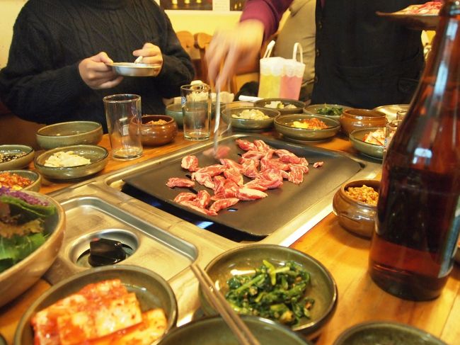 ここの竹筒で炊いたご飯が激ウマ。<br />カルビとサムギョプサルとジャガイモのチヂミをオーダー。<br />腹がはちきれそうになるまで食べる。