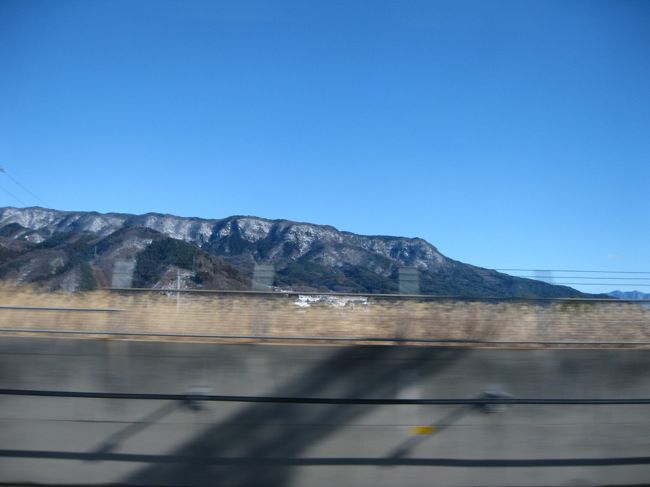 そうこう云ってるうちに、遠くの山に雪がっ！<br /><br />おおっ！