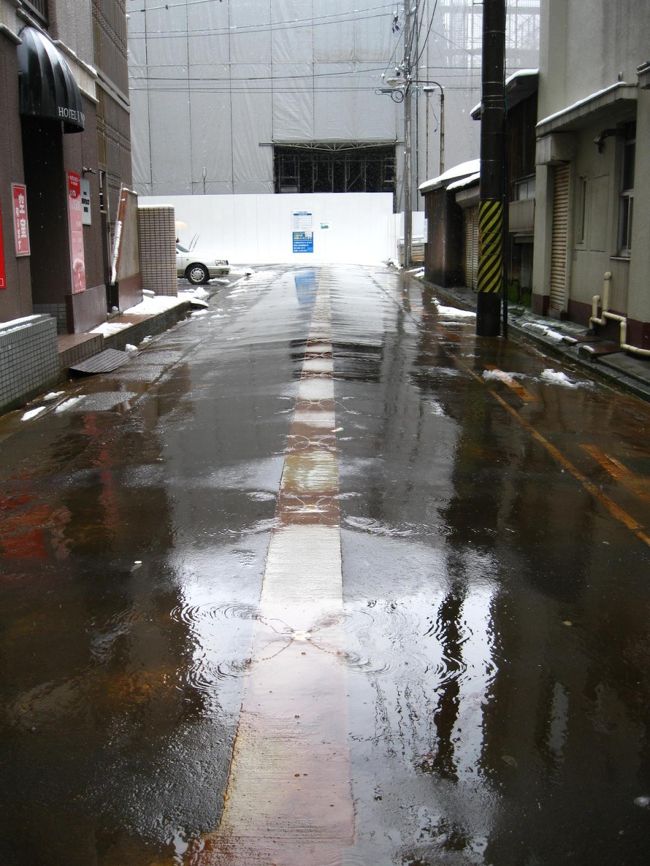 道中、こんなものが道の真ん中にっ！<br /><br />なにこれなにこれ？<br /><br />虫みたいっ。<br /><br />（凍結防止です）