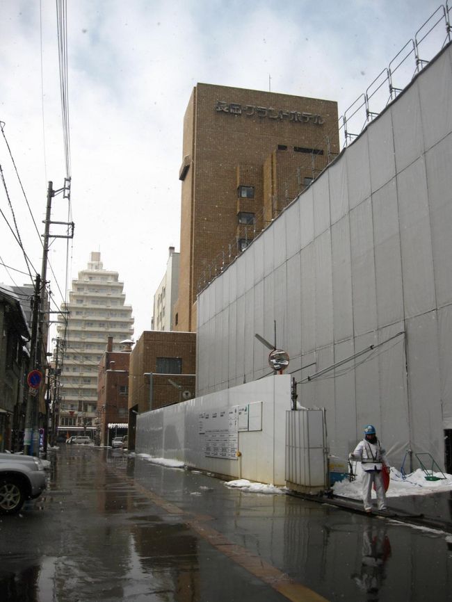 さてさて、行く手の右側、<br />茶色の建物がお目当ての長岡グランド。<br /><br />2008年（だっけ？）日本の名工に選ばれた方が、<br />総料理長をしているという、南天（日本料理）があるのですよ。