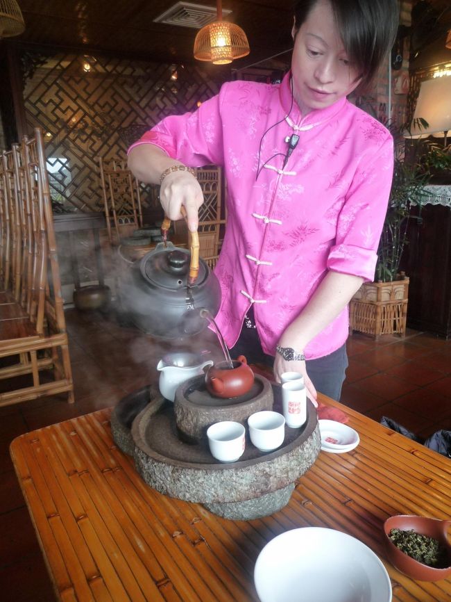 お姉さんがお茶を入れてくれました＾＾<br /><br />こういう風に使うものなんですね〜。