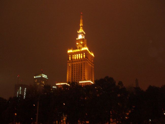 10月1日<br /><br />成田発ルフトハンザ航空ミュンヘン経由でワルシャワINしました。ミュンヘンでのトランジットは約1時間の予定でしたが、予定のトランジット便が何とキャンセル。理由はわかりませんが、幸いルフトハンザ航空のミュンヘン−ワルシャワ便が他にもあったので、遅れてワルシャワに到着。空港に到着した時は23時頃になったでしょうか。バスがないかあってもだいぶ待ちそうなので、空港からホテルまでタクシーで移動しました。<br /><br />ワルシャワは治安があまりよくないと聞いたので、夜はホテルの傍をちょっと歩くぐらいにしました。写真はホテル傍から文化科学宮殿を撮影。この時次の日を廻っていました。