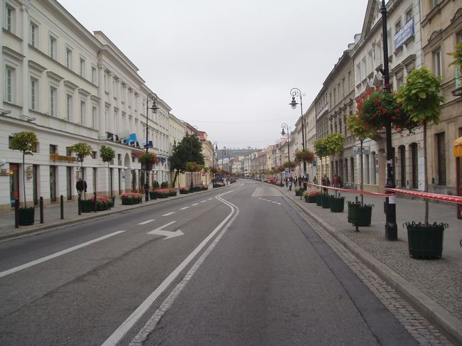 10月2日<br /><br />朝8時45分頃、ホテルから旧市街へ向かいます。地下鉄やトラムがありますが、歩いて行けそうなので歩きました。写真は旧市街に向かう途中の街並み。低い綺麗な建物が立ち並んでいますね。