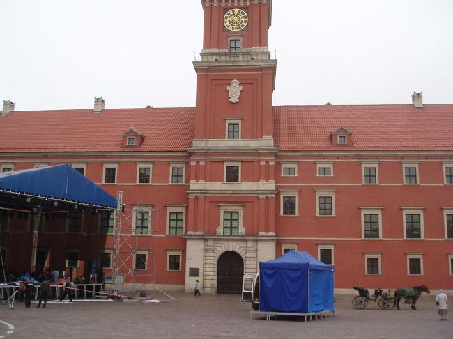 旧王宮博物館。日曜日で11時から開館なので入りませんでした。