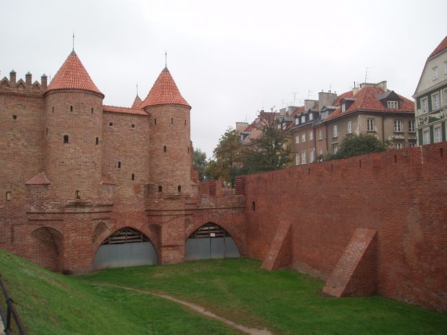 16世紀に造られたバルバカン城壁。