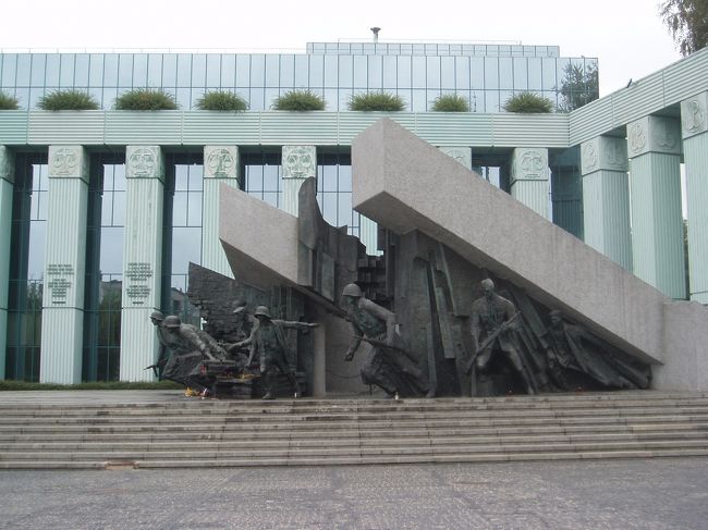 ワルシャワ蜂起記念碑。第2次世界大戦末期、ドイツ軍に占領されていたワルシャワ市民がドイツ軍に対して蜂起したが、ソ連軍の援助しなかったため死者20万人を出したそうです。ポーランドは長年ドイツやソ連に政治的に占領されていた国なのですね。