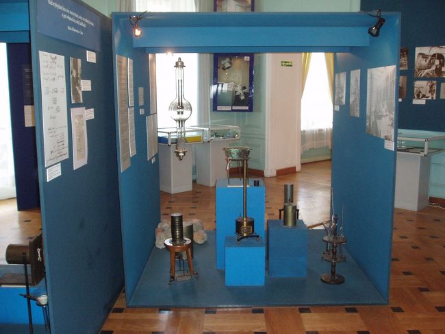 キューリー夫人が実際に使った実験道具です。