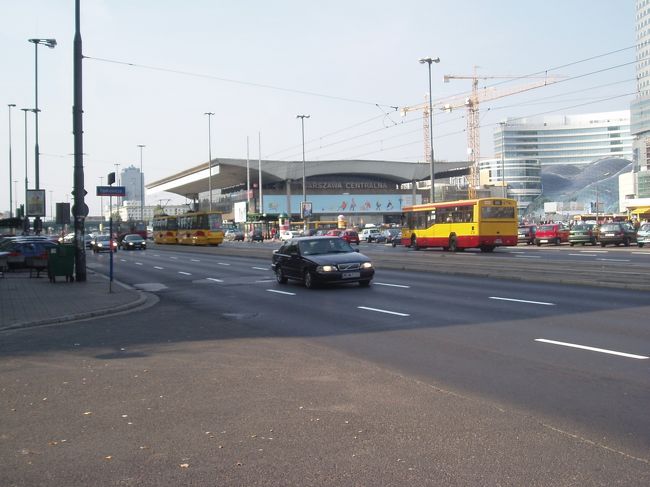 ワルシャワ中央駅。正午頃、列車でクラクフに向かいました。半日足らずのワルシャワ観光でした。