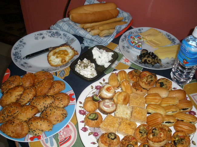 今回は友人宅に泊まりました。<br /><br />友人ファティマ（仮名）が用意してくれた朝ご飯<br />