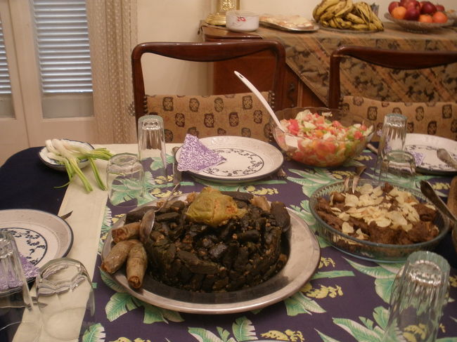 カイロの友人母宅での１２月３１日のお昼ご飯<br /><br />写真の中央に写っているのは、お米とひき肉をブドウの葉で巻いた<br />中東料理のマハシー。<br /><br />ちなみにエジプトのお昼は２pm-3pm頃です。