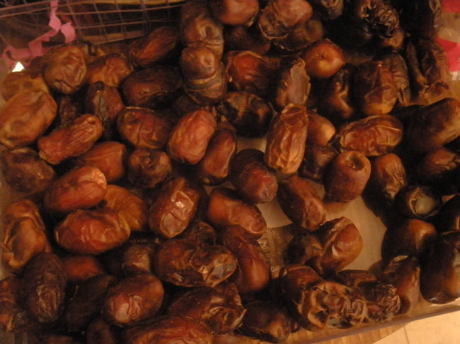 イスラム圏で食べられているナツメの砂糖漬けデーツ。<br /><br />干し柿みたいな味でくせになります。<br />私も紅茶と一緒に沢山いただきました。