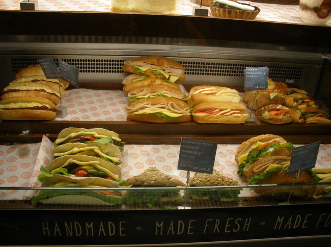 カイロ空港第３ターミナルにて<br /><br />カイロ→関空便は機内食が”残念”なので、<br />ここで買って持ち込むことをオススメします。