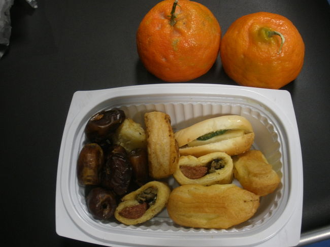 私が帰る時、友人ファティマ（仮名）が持たせてくれたお弁当。（本当に心優しい友人です）<br /><br />機内食が美味しくなかったとこと、<br />関空から自宅まで、国内線＆電車１時間３０分もかかったので、<br />大変助かりました。ありがとうファテマ。<br /><br />