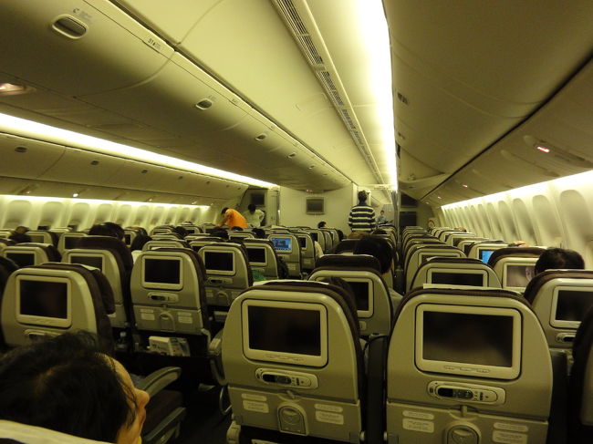 ２２日　２１時半頃<br /><br /><br /><br />ＫＥ−００５便　ソウル〜ラスベガス<br /><br />Ｂ７７７−２００　シート３−３−３