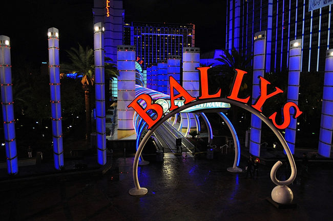 ２２日　２１：５５<br /><br />１人でホテルの外へ。その後１人でカジノをやろうかと思ったけど、とってもカジノを楽しみにしていた奥様を部屋に残して楽しむ事は出来ず、お楽しみは明日に持ち越しです。