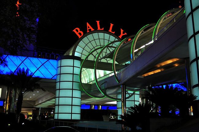 ２２日　２１：５６<br /><br />バリーズに７泊しました。<br /><br />歩く歩道を通ってストリップまで・・<br /><br />夜は綺麗ですね。ホテルの入り口では１番綺麗なような気がします