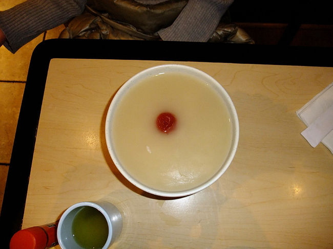 ２３日　９：２４<br /><br />奥様は昨日調子が悪かったので「お粥」<br /><br />メニューに無いのですが特別に作ってくれました。<br /><br /><br />出汁の効いたとても美味しい「お粥」で<br /><br />流石プロの味って感じです。<br /><br />気遣いに・・スペシャル　サンクス！！！