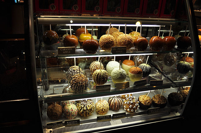 ２３日　１０：０２<br /><br />地下通路。<br /><br />甘そうな御菓子がいっぱい。<br />