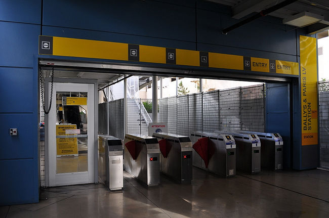 ２３日　１０：０５<br /><br /><br />「一番」から奥に歩くとモノレール乗り場があります<br /><br />駅の場所は、とっても便利なのですがモノレールはどうもホテル間の裏側を通っているのでメインの「ストリップ通り」を走るバスのが Good！<br />