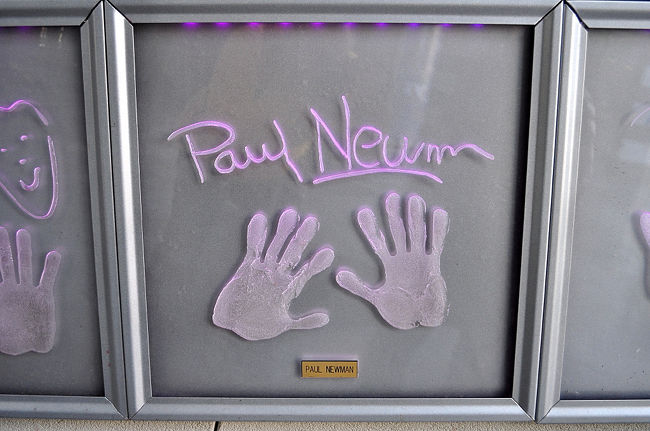 ２３日　１１：５４<br /><br /><br />プラネット・ハリウッドの入口付近に有名人の手形<br /><br />ポール・ニューマン