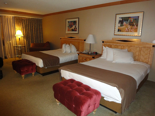 ２４日　１６：００<br /><br />この日は１度ホテルへ戻ってきました。<br /><br />私達の部屋です。バスタブが浅すぎる。<br /><br />部屋は広いですよ〜　good 