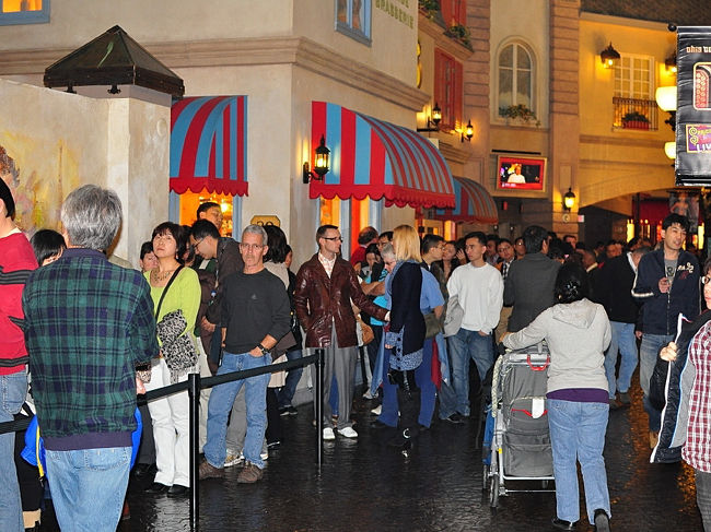 ２４日　１６：１５<br /><br />パリスの「バフェ」朝から晩まで長蛇の列。<br /><br />絶対２時間以上は並ぶだろうな。<br /><br />行きたかったけど、こんなんじゃパス(>_<)<br /><br />バリーズ〜パリスに行く時、毎回この光景。