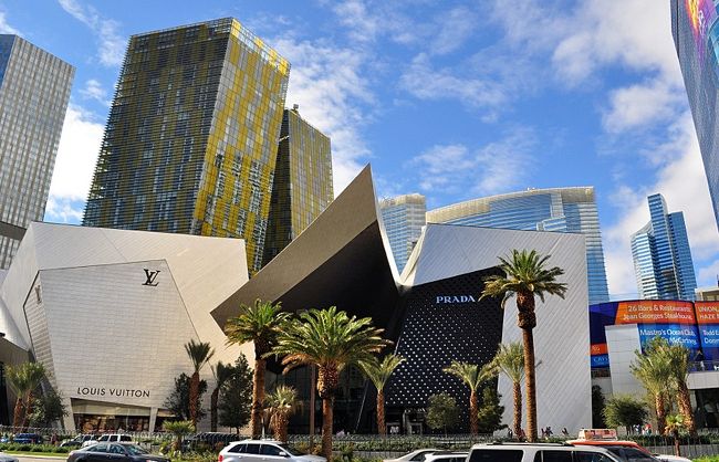 ２３日　１２：００<br /><br />６年前には無かったホテル・高級店等々<br /><br />写真が斜めではなく建物が斜めに建ってる!(^^)!