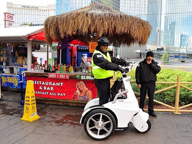 ２３日　１２：３１<br /><br /><br /><br />セキュリティの人にポーズをとってもらった。