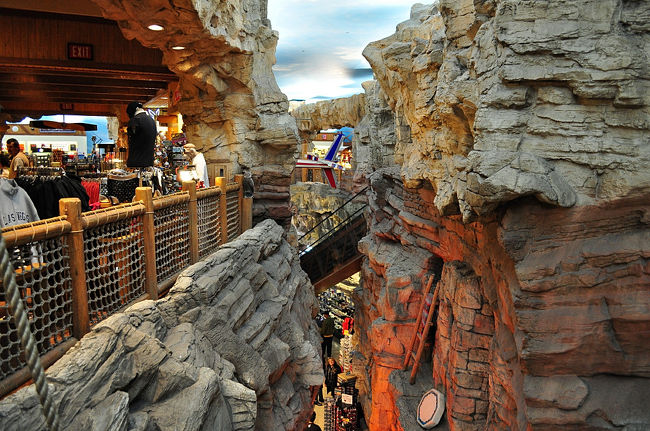２３日　１２：５８<br /><br />「グランドキャニオン・エクスペリエンス」の店内<br /><br />上のお爺さんも店内に居ました。