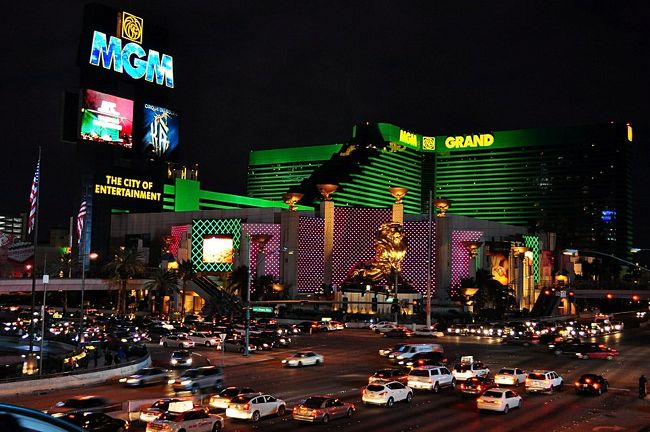 ２３日　１７：１４<br /><br />メガホテル「ＭＧＭ」とてつもなく巨大！！<br /><br />今回の旅行で初めてＢＪ（ブラックジャック）の<br /><br />テーブルに座ったホテル。<br /><br />もちろん幸先よく勝ちました。