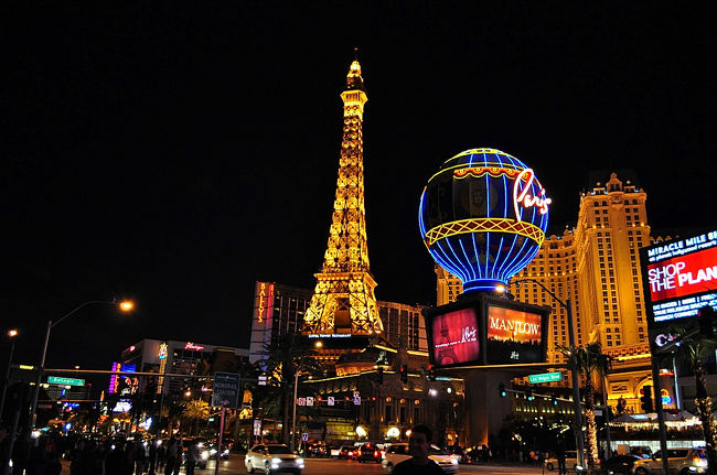 ２３日　１８：２９<br /><br />ラスベガスに行けば誰でも、ココで写真を撮るのでは<br /><br />って言うくらい有名撮影スポット。左手には写って<br /><br />無いけどホテル「べラージオ」<br /><br />このあたりが街の中心では。宿泊ホテルは<br />エッフェル塔の向こう側。見えるかなぁ？<br /><br />「バリーズ」でーす。