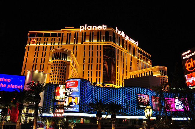 ２３日　１８：２９<br /><br />ホテル「プラネット・ハリウッド」以前は「アラジン」<br /><br />ホテル前のパープルのネオンの建物と言うか店は６年前には無かった。